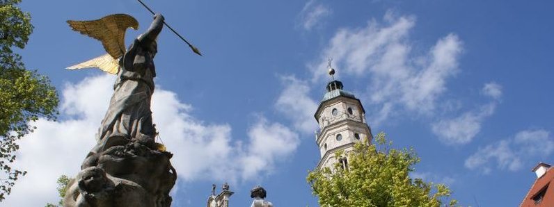 Michaelsbrunnen und Kirche