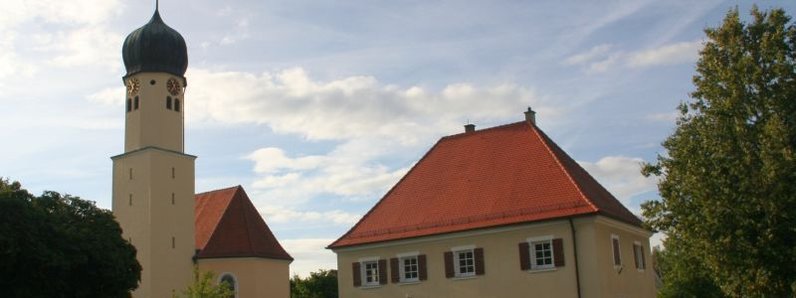 Kirche mit Pfarrhaus